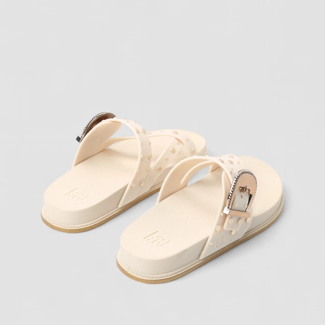 Rasteira Feminina Zaxy Com Fivela E Tachas Off White