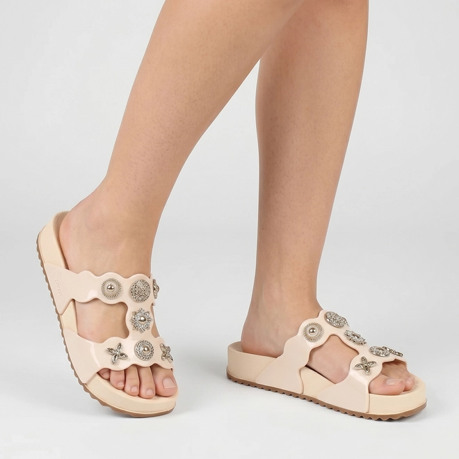 Tamanco Feminino Zaxy Com Pedrarias Bege