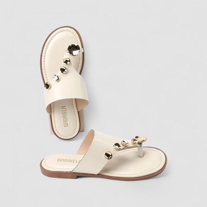 Rasteira Feminina Gabriela Tira Larga Detalhe Tachas Off White