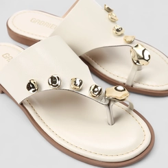 Rasteira Feminina Gabriela Tira Larga Detalhe Tachas Off White