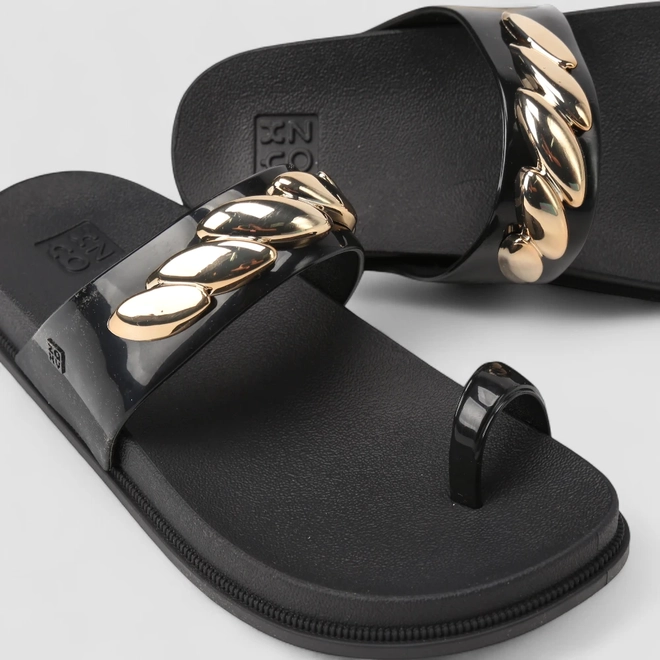 Tamanco Feminino Zaxy Tira Dourada Preto