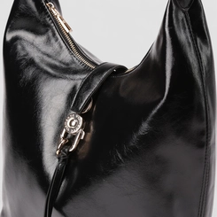 Bolsa Hobo Via Marte Grande Verniz Fivela Preto