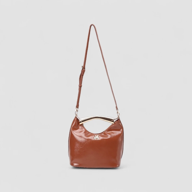 Bolsa Hobo Via Marte Grande Verniz Alça Metalizada Caramelo