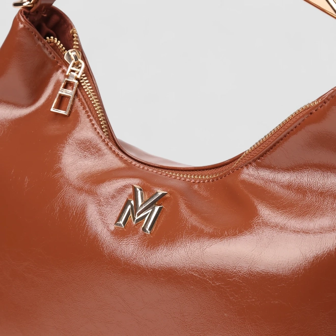 Bolsa Hobo Via Marte Grande Verniz Alça Metalizada Caramelo
