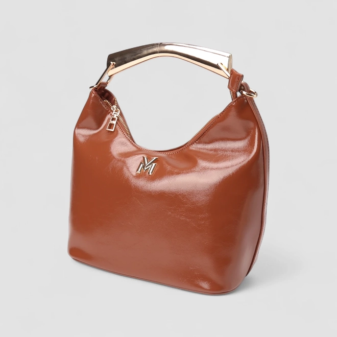 Bolsa Hobo Via Marte Grande Verniz Alça Metalizada Caramelo