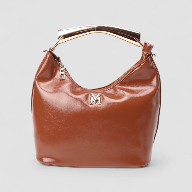 Bolsa Hobo Via Marte Grande Verniz Alça Metalizada Caramelo