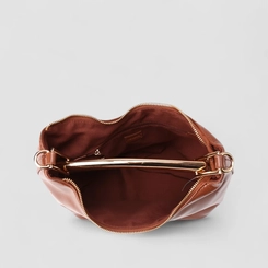 Bolsa Hobo Via Marte Grande Verniz Alça Metalizada Caramelo