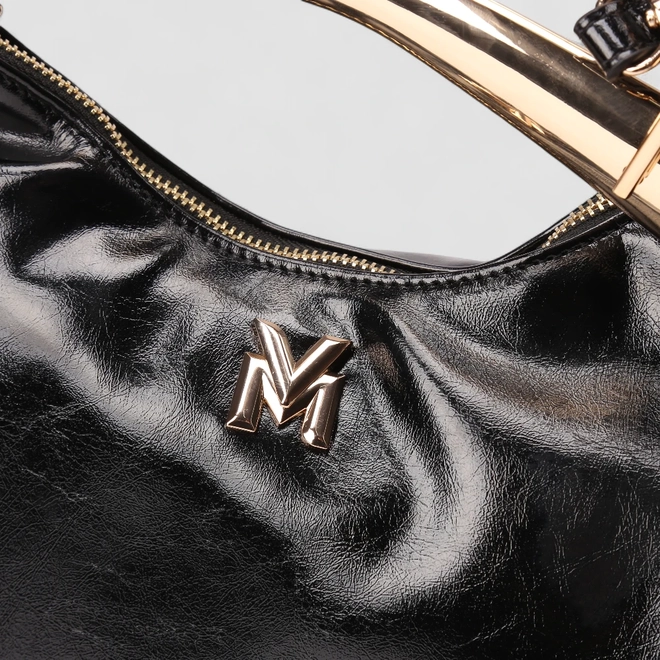 Bolsa Hobo Via Marte Média Verniz Alça Metalizada Preto