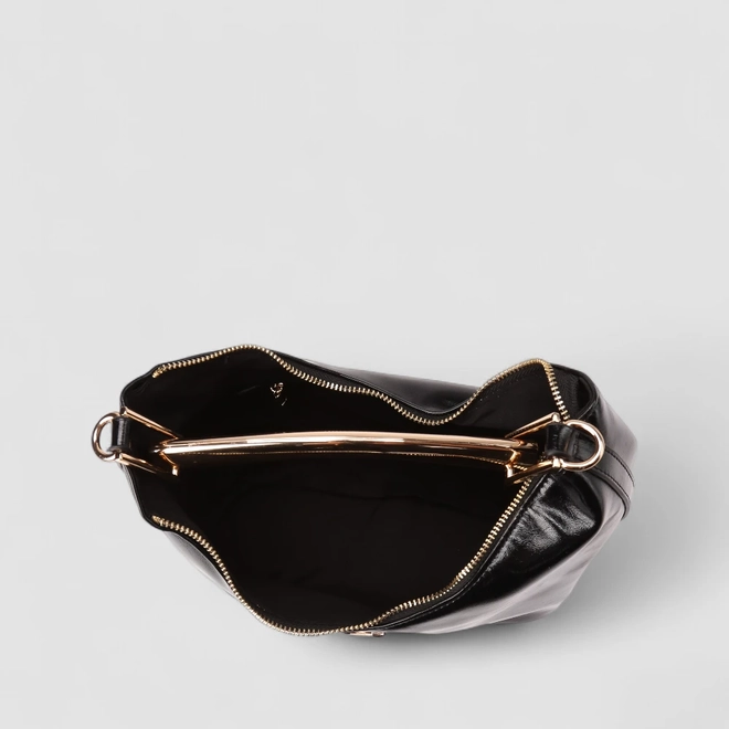 Bolsa Hobo Via Marte Média Verniz Alça Metalizada Preto