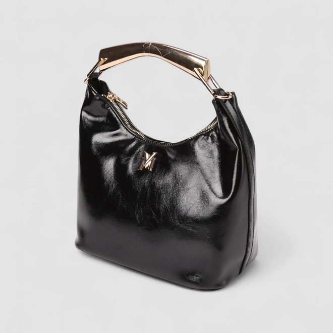 Bolsa Hobo Via Marte Média Verniz Alça Metalizada Preto