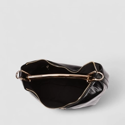 Bolsa Hobo Via Marte Média Verniz Alça Metalizada Preto