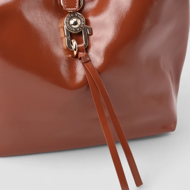 Bolsa Hobo Via Marte Grande Verniz Fivela Marrom