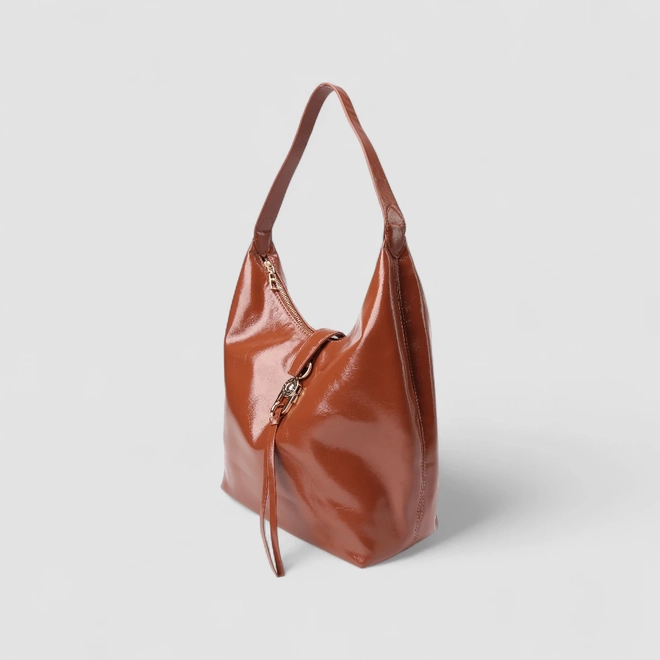 Bolsa Hobo Via Marte Grande Verniz Fivela Marrom