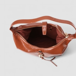 Bolsa Hobo Via Marte Grande Verniz Fivela Marrom
