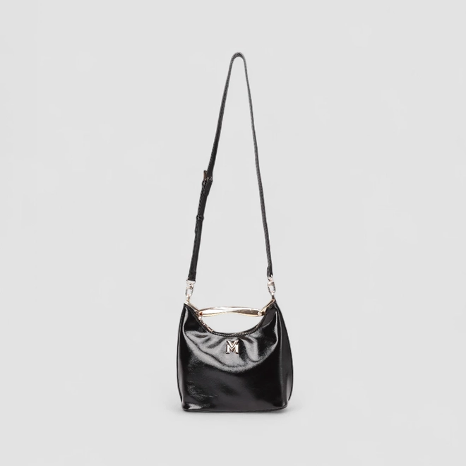 Bolsa Hobo Via Marte Grande Verniz Alça Metalizada Off Preto