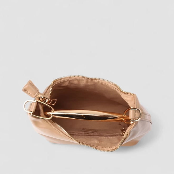 Bolsa Hobo Via Marte Média Verniz Alça Metalizada Bege
