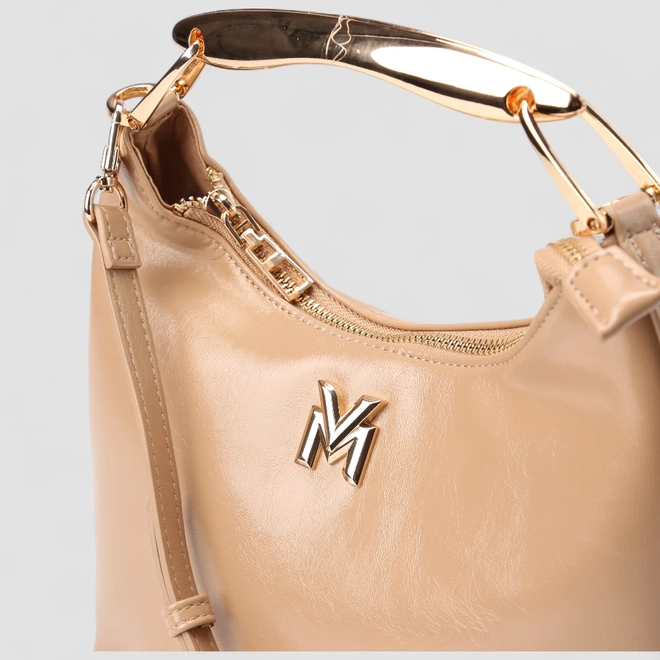 Bolsa Hobo Via Marte Média Verniz Alça Metalizada Bege