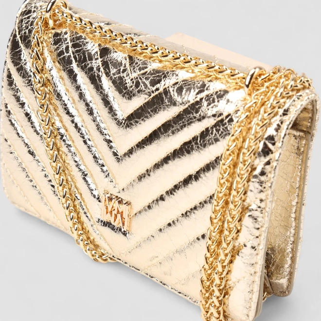 Bolsa Clutch Via Marte Pequena Alça Corrente Metalizada Ouro