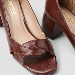 Peep Toe Feminino Gabriela Tiras Cruzadas Marrom