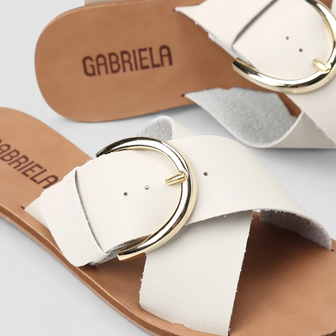 Tamanco Rasteiro Feminino Gabriela Fivela Tiras Cruzadas Off White