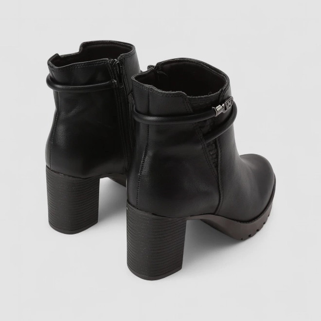 Ankle Boot Feminina Via Marte Salto Bloco Detalhe Tira & Pedraria Preto