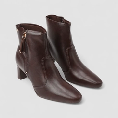 Ankle Boot Feminina Mississipi Salto Bloco Pingente Metálico Marrom