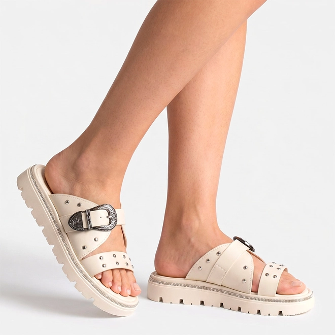 Tamanco Feminino Moleca Fivela Detalhe Tachas & Strass Off White