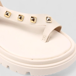 Sandália Feminina Moleca Detalhe Tachas Off White