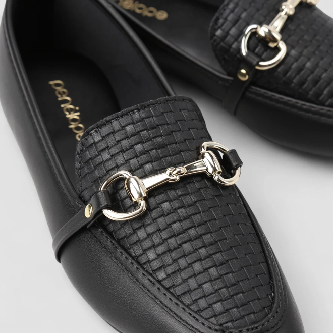 Mocassim Feminino Penélope Tressê Enfeite Metálico Preto