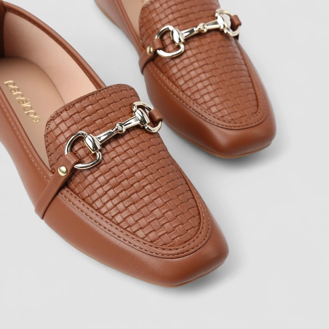 Mocassim Feminino Penélope Tressê Enfeite Metálico Marrom