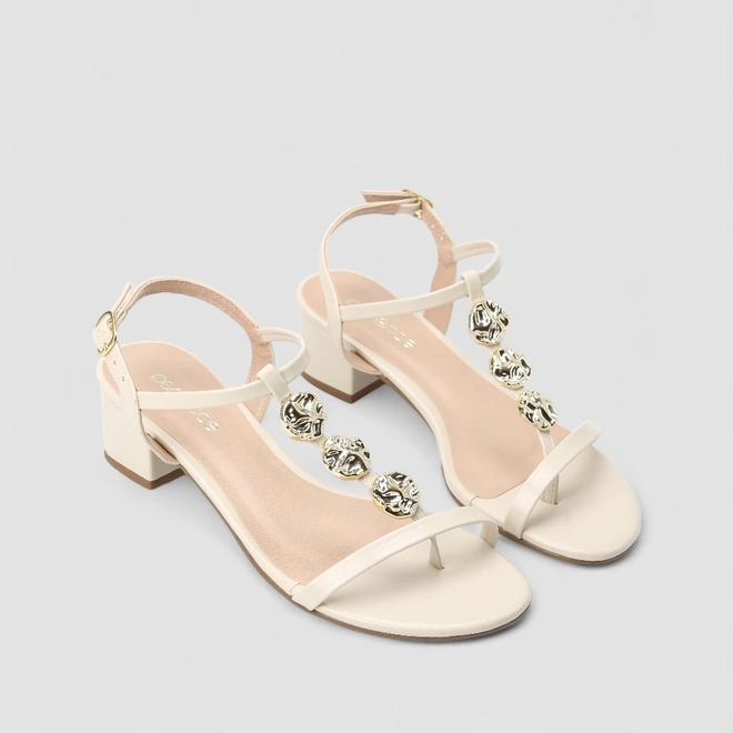 Sandália Feminina Penélope Salto Bloco Tachas Metalizadas Off White