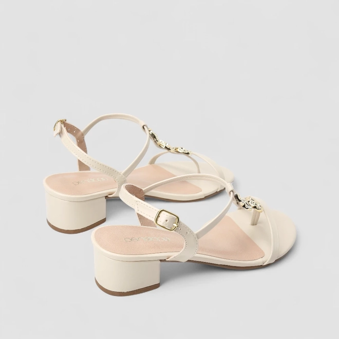 Sandália Feminina Penélope Salto Bloco Tachas Metalizadas Off White