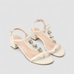 Sandália Feminina Penélope Salto Bloco Tachas Metalizadas Off White