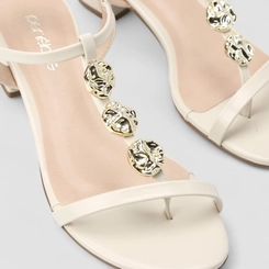 Sandália Feminina Penélope Salto Bloco Tachas Metalizadas Off White