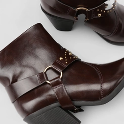 Ankle Boot Feminina Gabriela Salto Bloco Fivela Detalhe Rebite Marrom