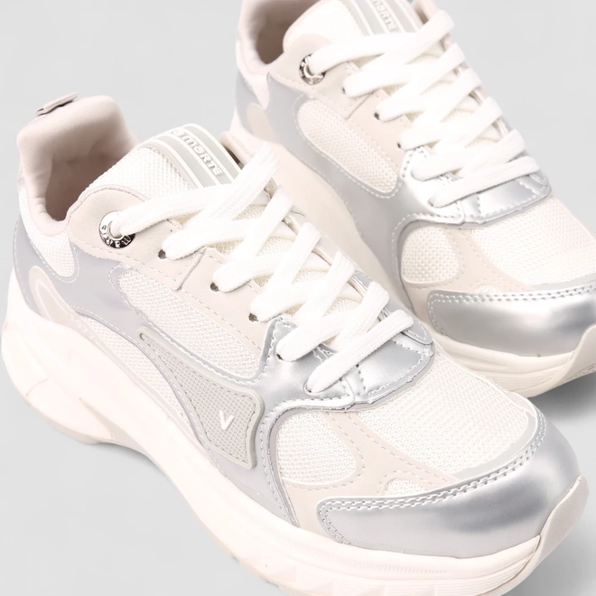 Tênis Casual Feminino Via Marte Recorte Metalizado Branco