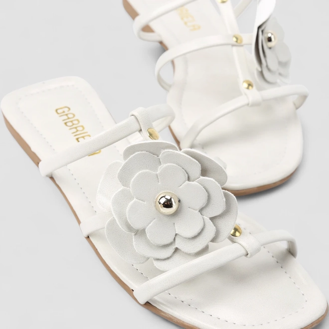 Rasteira Feminina Gabriela Detalhe Tachas & Flor Off White