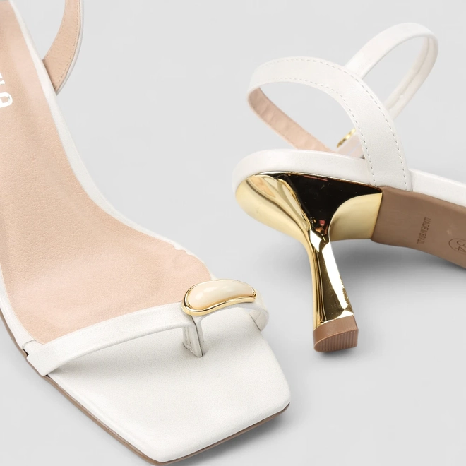 Sandália Feminina Gabriela Salto Flare Dourado Detalhe Bold Off White
