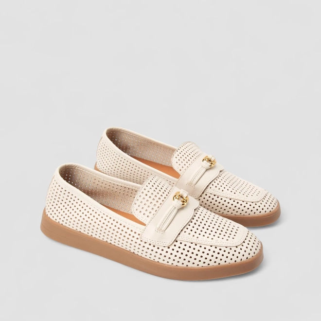 Mocassim Feminino Gabriela Couro Perfuros Enfeite Metálico Off White