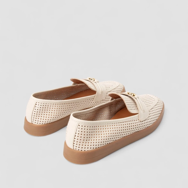 Mocassim Feminino Gabriela Couro Perfuros Enfeite Metálico Off White