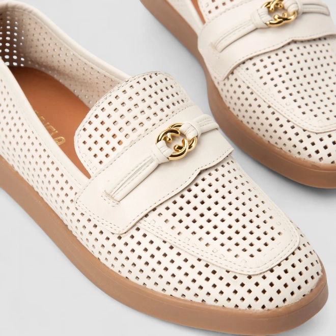 Mocassim Feminino Gabriela Couro Perfuros Enfeite Metálico Off White