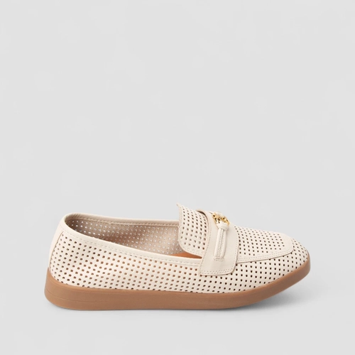 Mocassim Feminino Gabriela Couro Perfuros Enfeite Metálico Off White