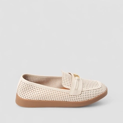 Mocassim Feminino Gabriela Couro Perfuros Enfeite Metálico Off White
