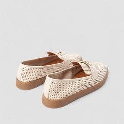 Mocassim Feminino Gabriela Couro Perfuros Enfeite Metálico Off White