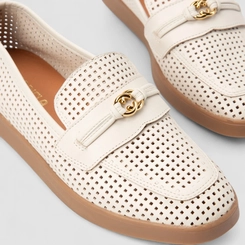 Mocassim Feminino Gabriela Couro Perfuros Enfeite Metálico Off White