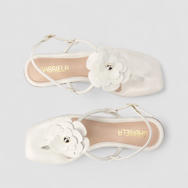 Sandália Rasteira Feminina Gabriela Detalhe Flor Metalizada Off White