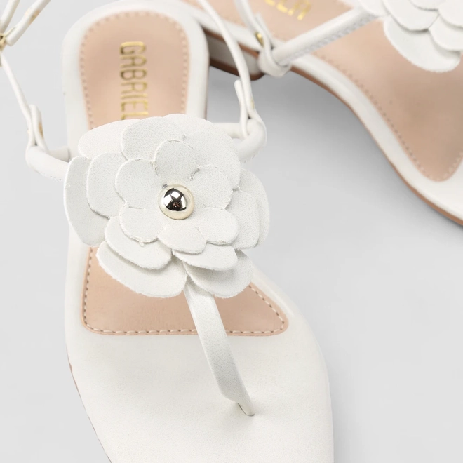 Sandália Rasteira Feminina Gabriela Detalhe Flor Metalizada Off White