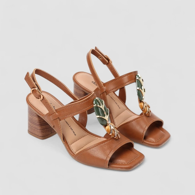 Sandália Feminina Dakota Fivela Detalhe Metalizado & Pedraria Caramelo