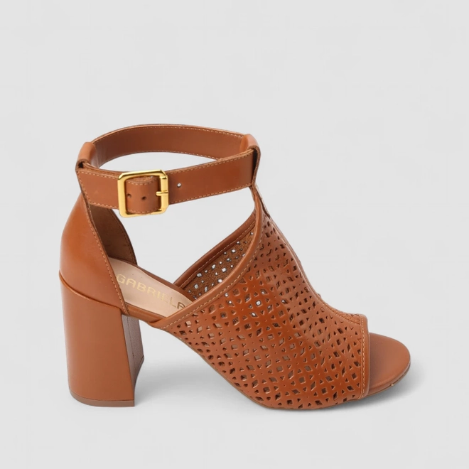Sandália Feminina Gabriela Em Couro Fivela & Perfuros Caramelo