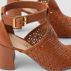 Sandália Feminina Gabriela Em Couro Fivela & Perfuros Caramelo